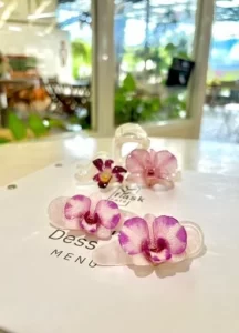 Picture2 เครื่องประดับจากกล้วยไม้ เครื่องประดับจากกล้วยไม้,เคลือบดอกกล้วยไม้ด้วยเรซิ่น,กล้วยไม้เรซิ่น,Workshop เครื่องประดับจากกล้วยไม้,Workshop One Day Workshop ชวนทำเครื่องประดับจากกล้วยไม้ ราคาหลักร้อย พิกัด Air Orchid